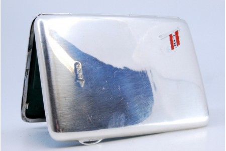 Caixa de toilette em prata lisa com espelho no interior e divisórias em pele.